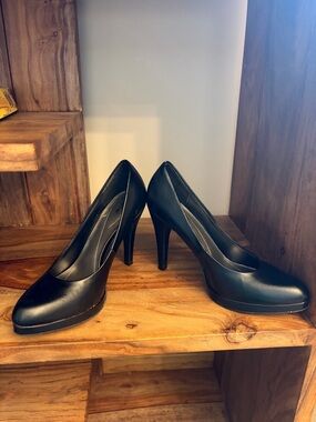 Apt. 9 Black Classic Platform Pump